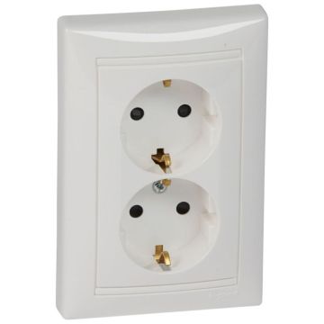 Base de corriente valena - 2x2p+t con obturadores - 16a/230v - monobloc - blanco